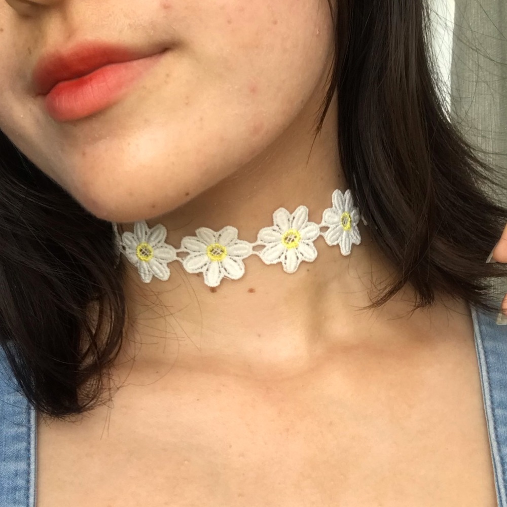 ‼️SOLD‼️ Forever 21 White Floral Embroidery Choker